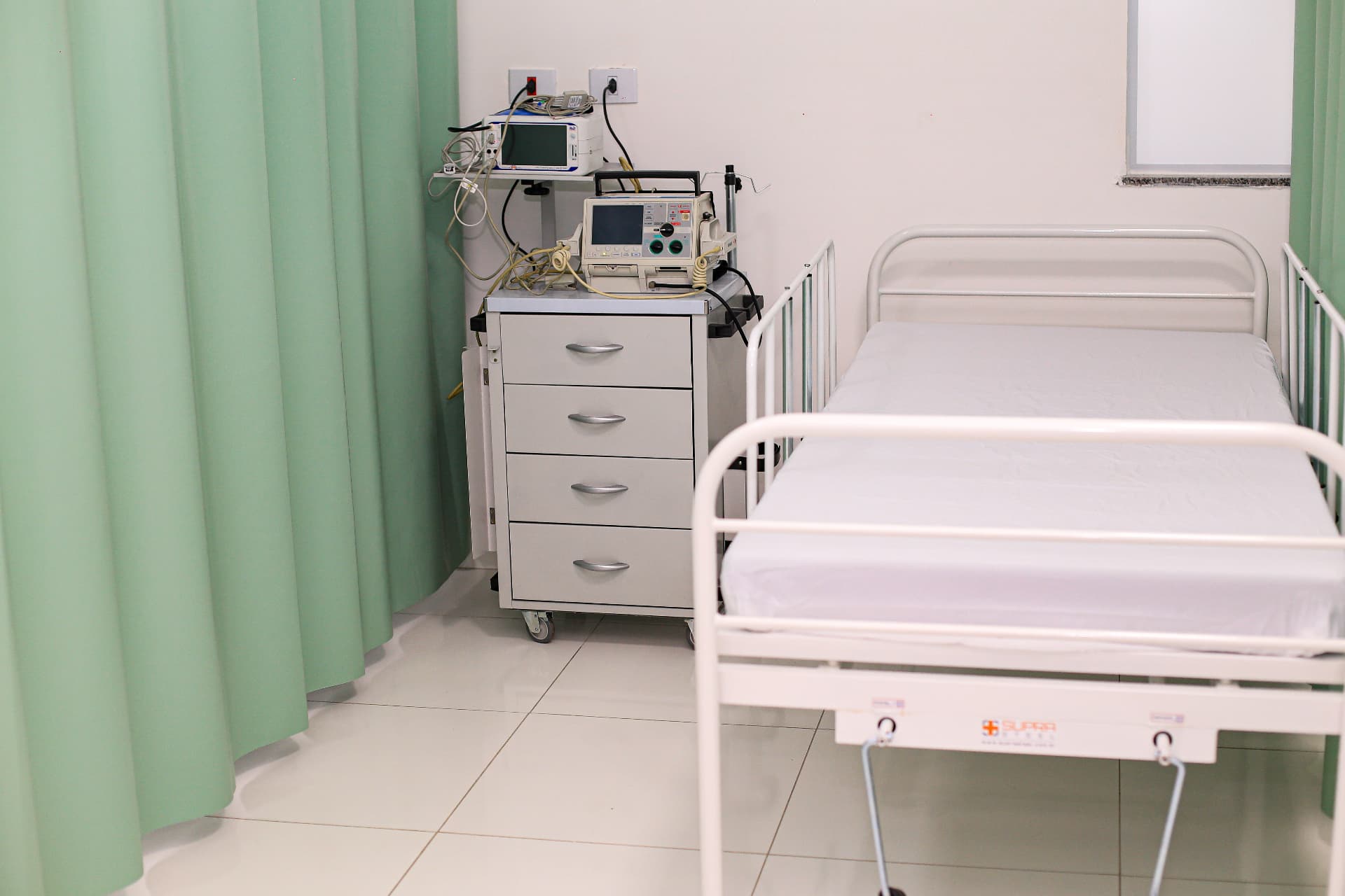 Leito com monitor multiparâmetro e desfibrilador na ala hospitalar