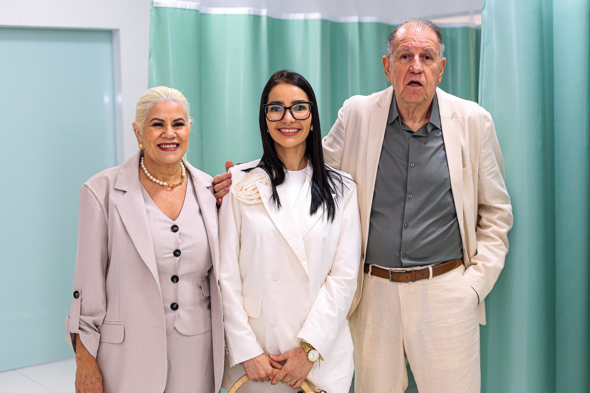 Dr. Maurício Horiguela e equipe diretiva na nova ala hospitalar